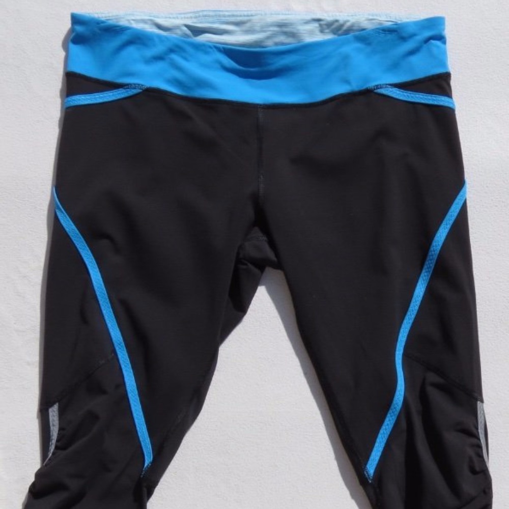 Lululemon Run Pace Crops in Black and Blue
